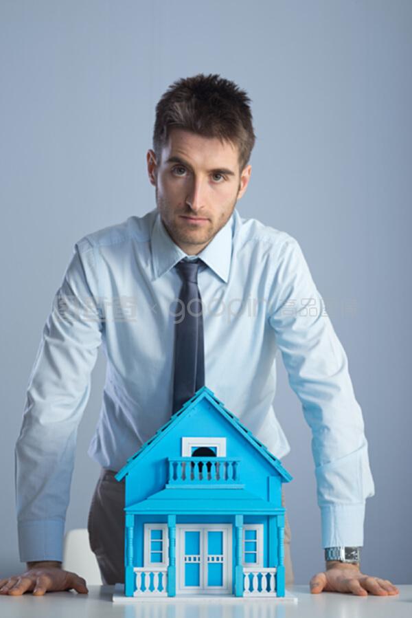 有模型房的房地产经纪人