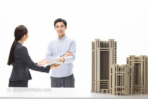 魅力与专业并存 美女房产经纪的楼盘介绍
